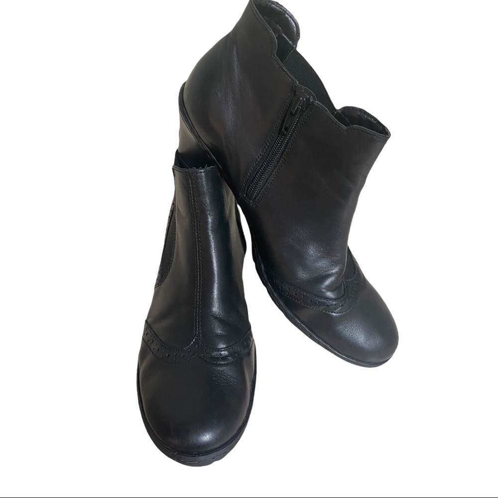 Rieker genuine leather zip up ankle booties Sz 42